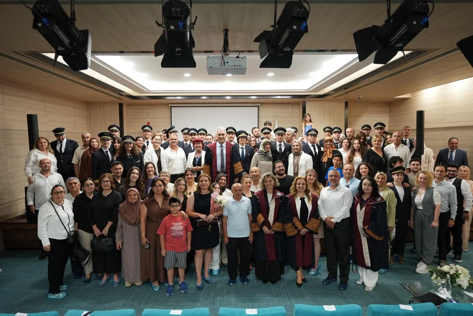 Gökyüzünün yeni sahipleri Aydın Üniversitesi’nden mezun oldu