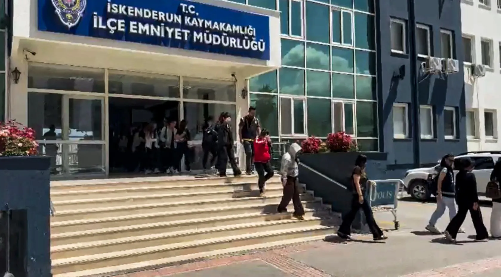 İskenderun’da masaj salonlarına yapılan fuhuş baskınında 31 kadın yakalandı