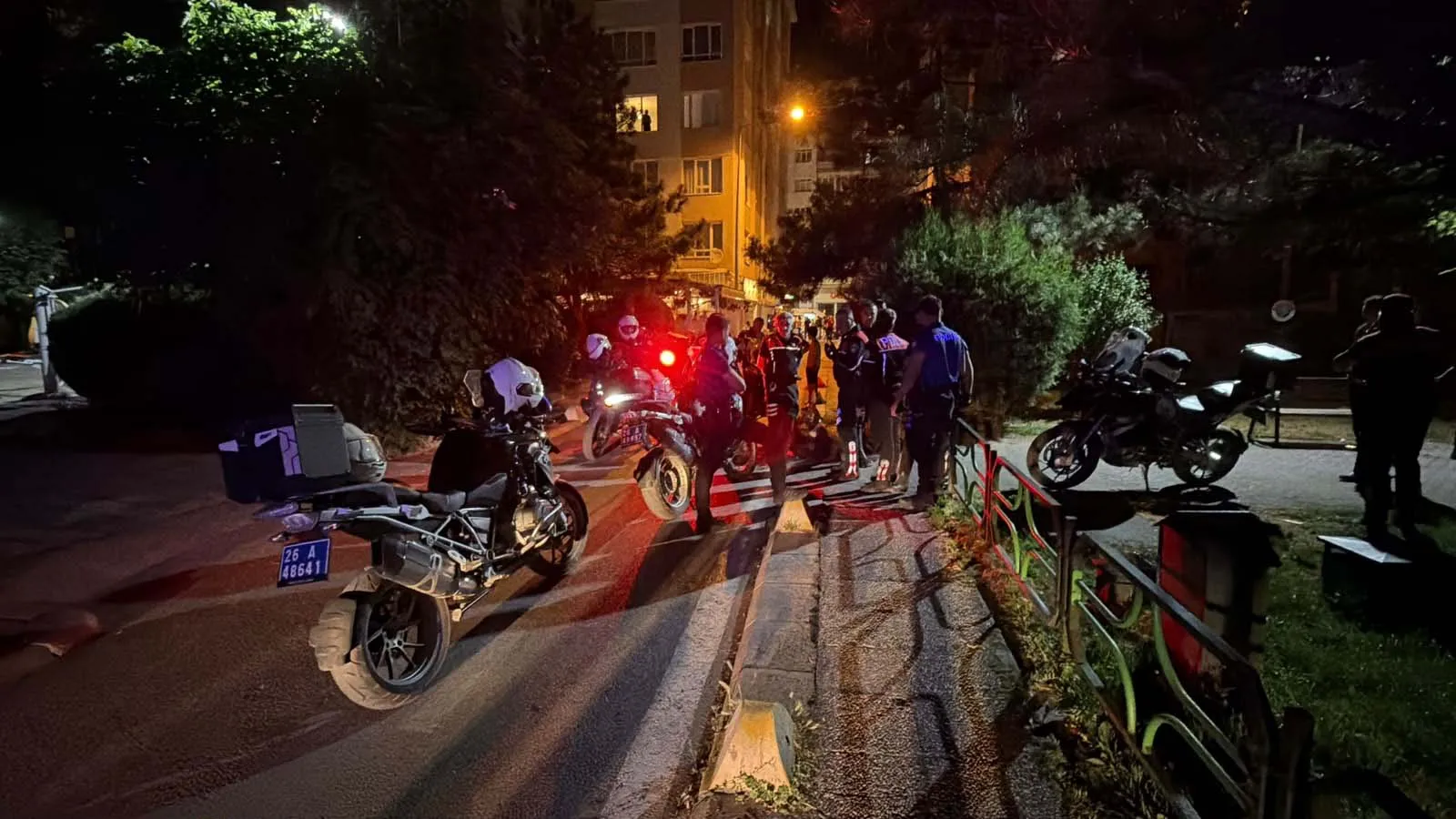 Eskişehir’de parkta alkol alan arkadaş grubu birbirine girdi