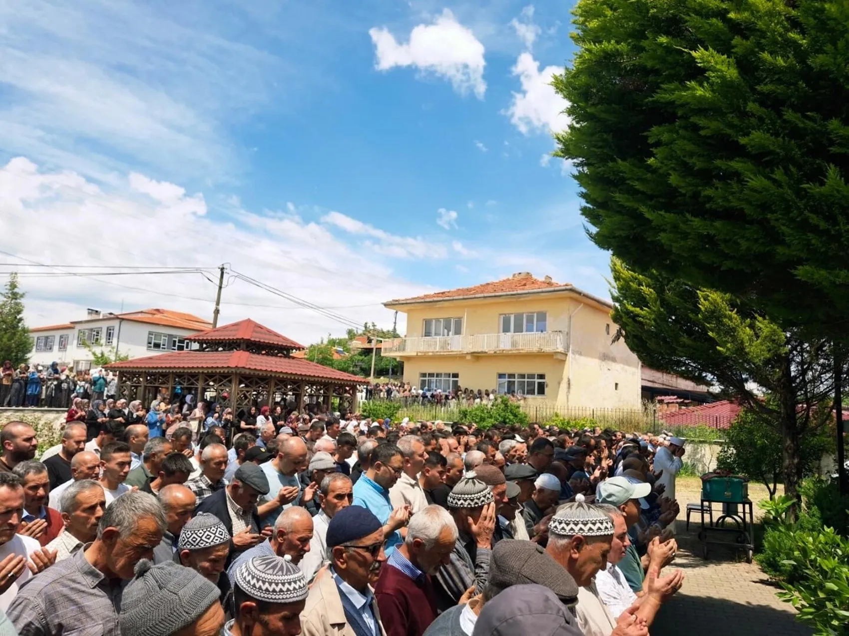 Manisa üniversite öğrencisi Zehra Kaçar'ı son yolculuğuna uğurladı