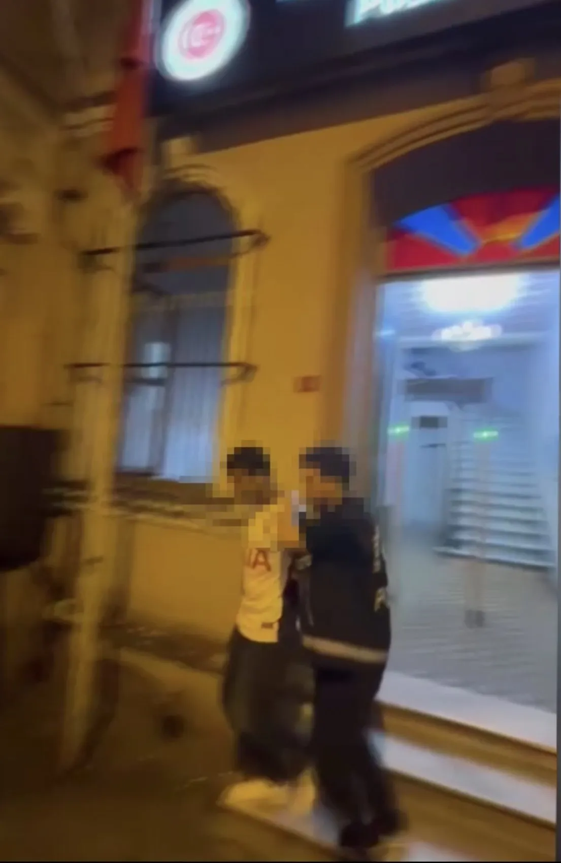 Galata'da turistleri hedef alan boyacıya sokaktan geçenler engel oldu