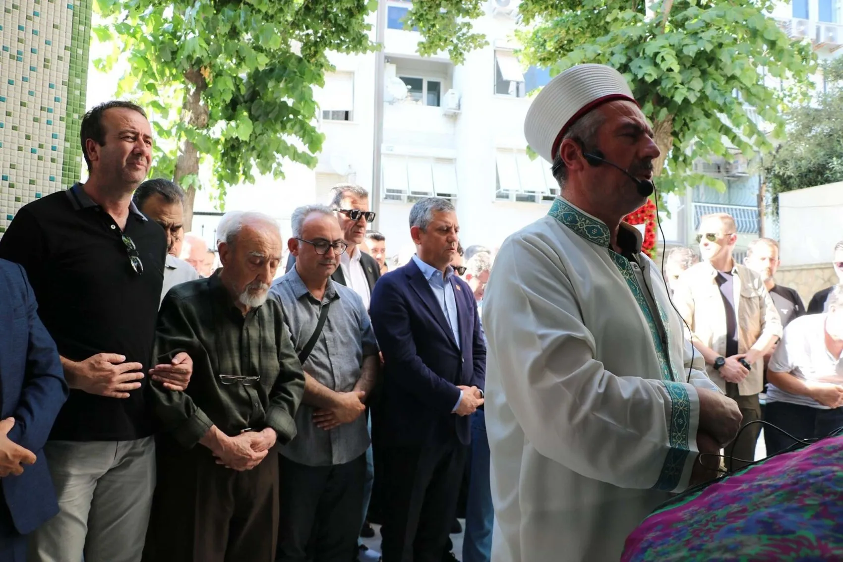 Özgür Özel İzmir'de aile dostunu son yolculuğuna uğurladı