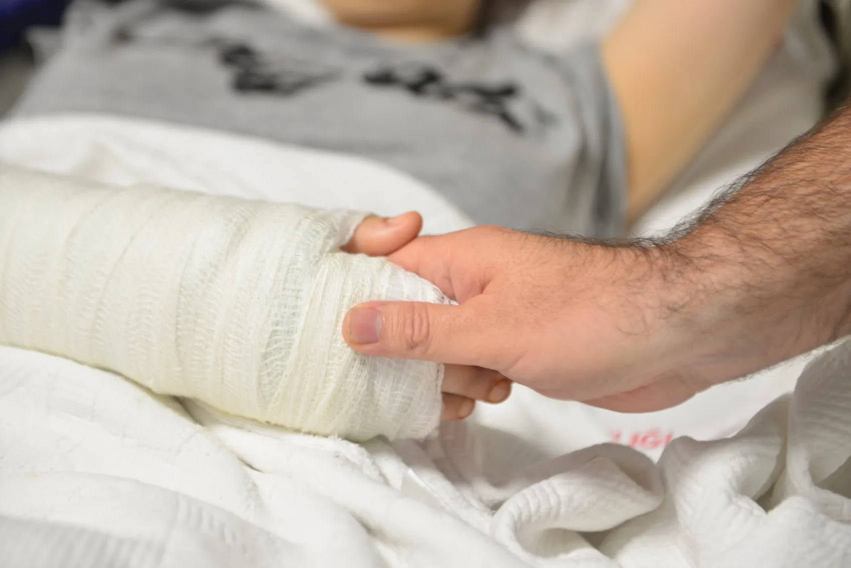 12’nci kattan düşen Ecrin hayata tutundu ve iyilik sözü verdi
