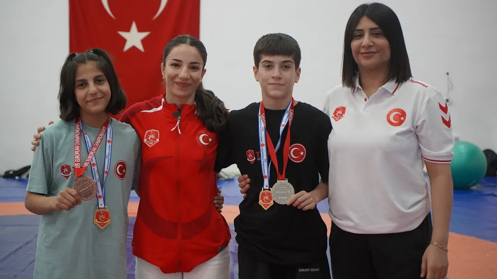 Siirtli genç kızlar Avrupa minderinde madalya kazandı