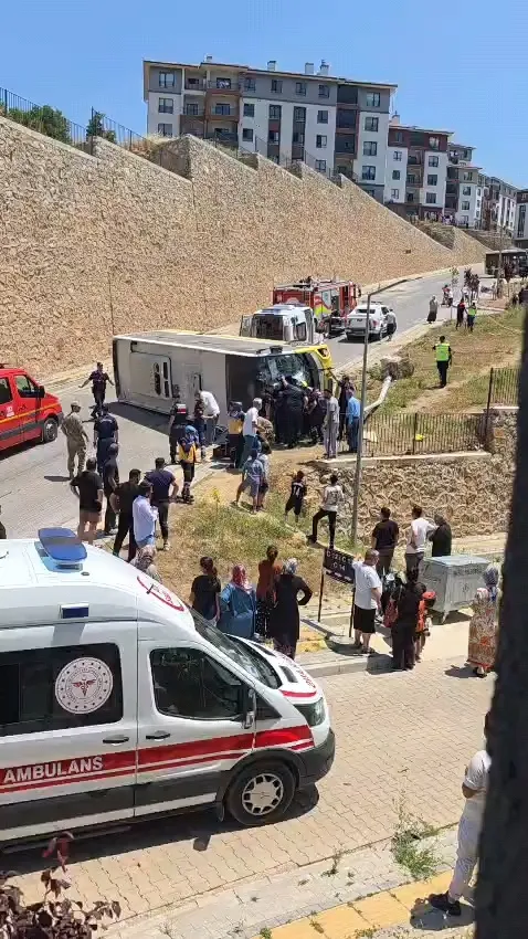 İnegöl'de otobüs dehşeti Çocuğu kurtarmak isterken devrildi