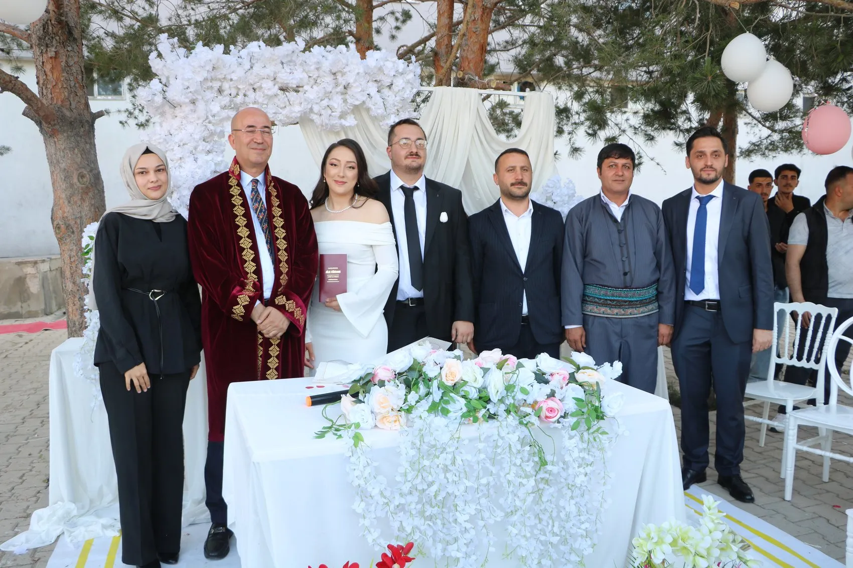 Yüksekovalı öğretmen çift nikah masasını okul bahçesine taşıdı