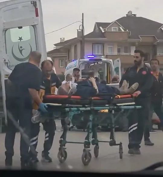 İnegöl'de kavşak kazası 9 kişi hastaneye kaldırıldı
