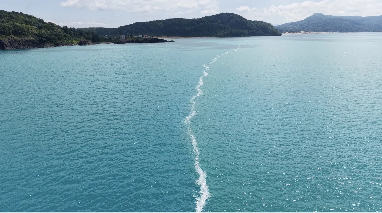 Bartın kıyılarında deniz ikiye bölündü