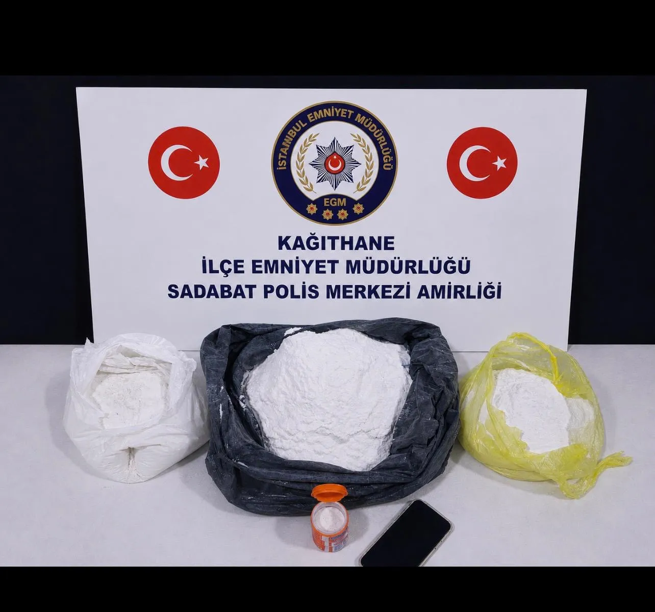 Kağıthane'de aile binasının kömürlüğü uyuşturucu deposuna dönüştürülmüş