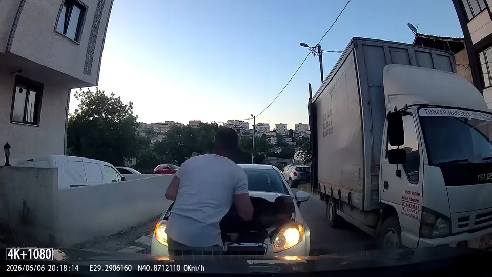 Pendik’te yol verme kavgası Aracım bozuldu diyerek trafiği kilitledi