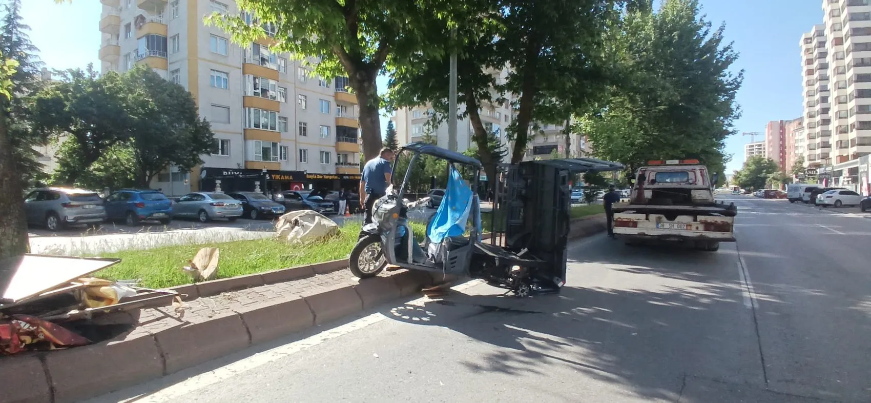 Kayseri Tuna Caddesi üzerinde otomobil ve elektrikli bisiklet kazası
