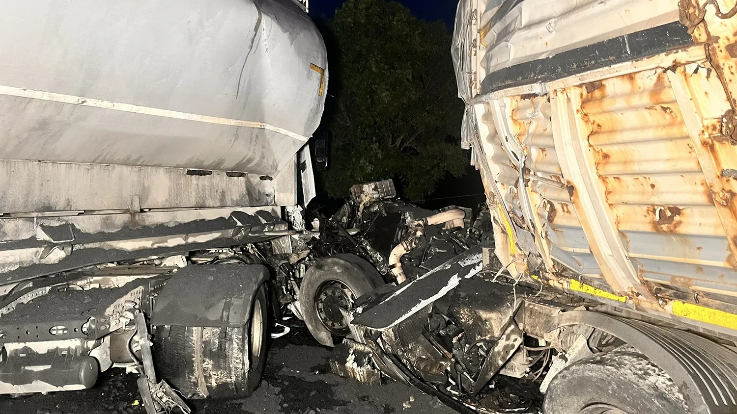 Kula yolunda TIR kazası trafiği kilitledi