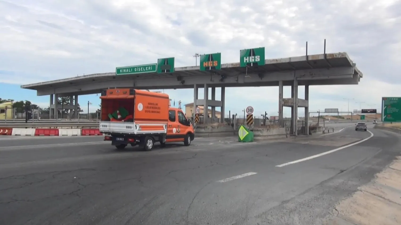 Silivri TEM Otoyolu'nda gişe kazası 2 kişi yaralandı