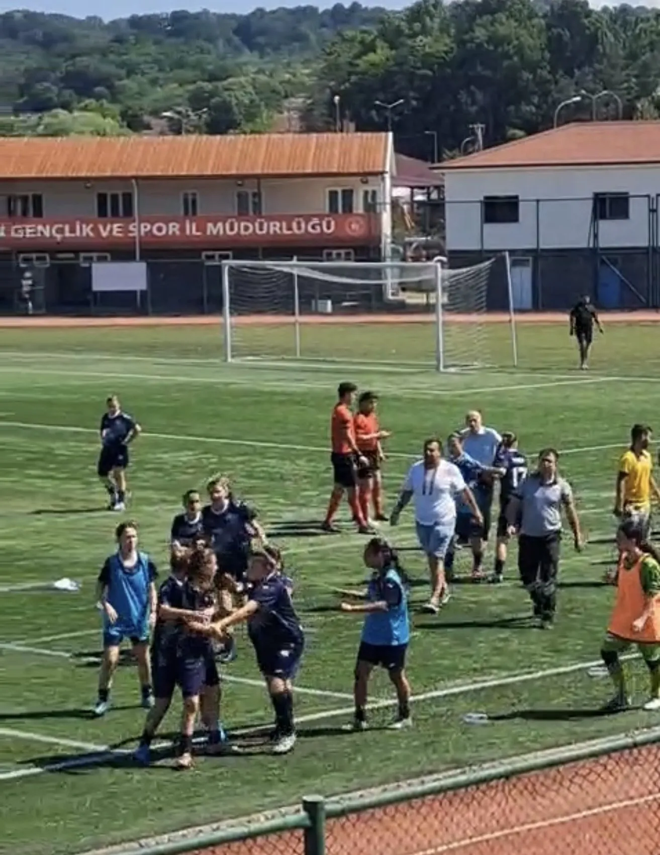 Bartın'da kadınlar futbol maçında saha karıştı