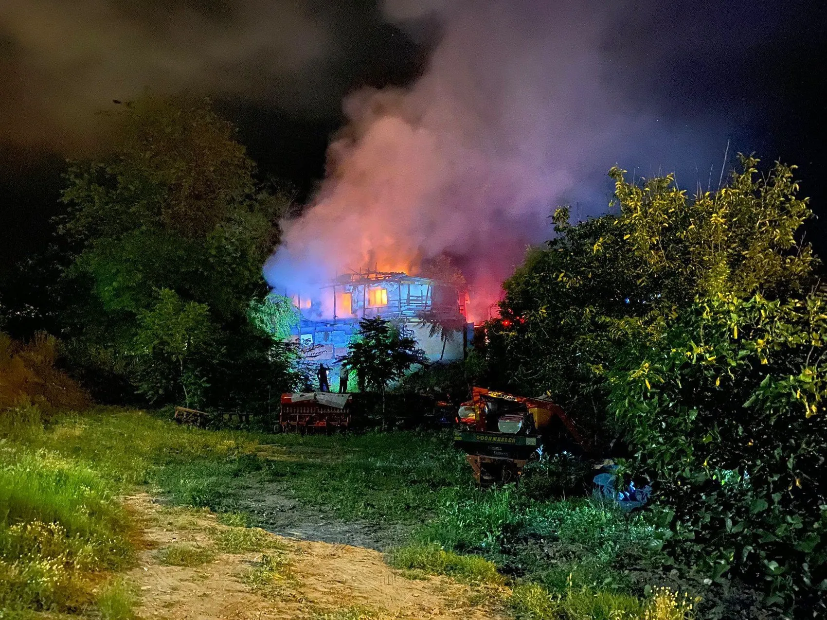Amasya'da gece yarısı çıkan yangın evi küle çevirdi