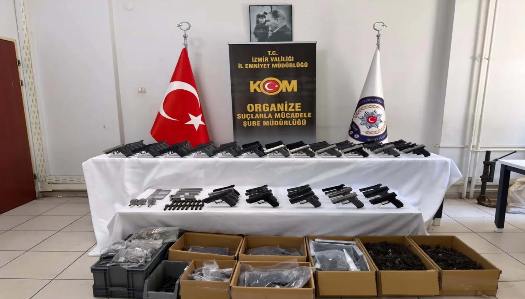İzmir'de suç örgütü operasyonunda 10 kişi cezaevine gönderildi