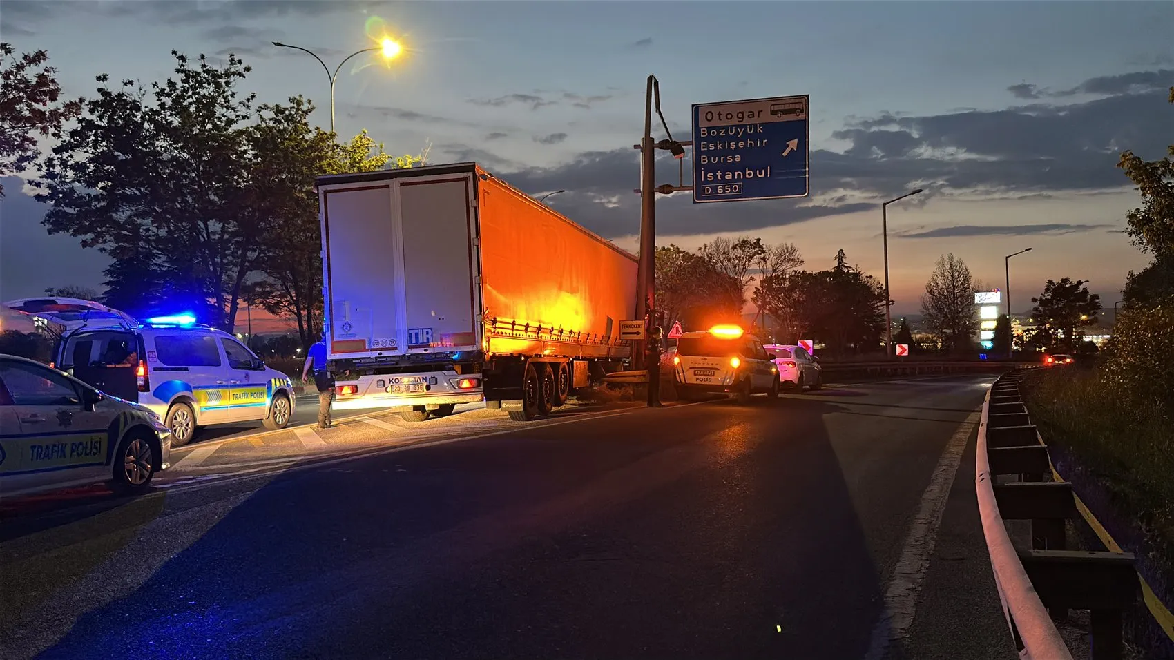 Kütahya yolunda direksiyon başında fenalaşan TIR şoförü kaza yaptı