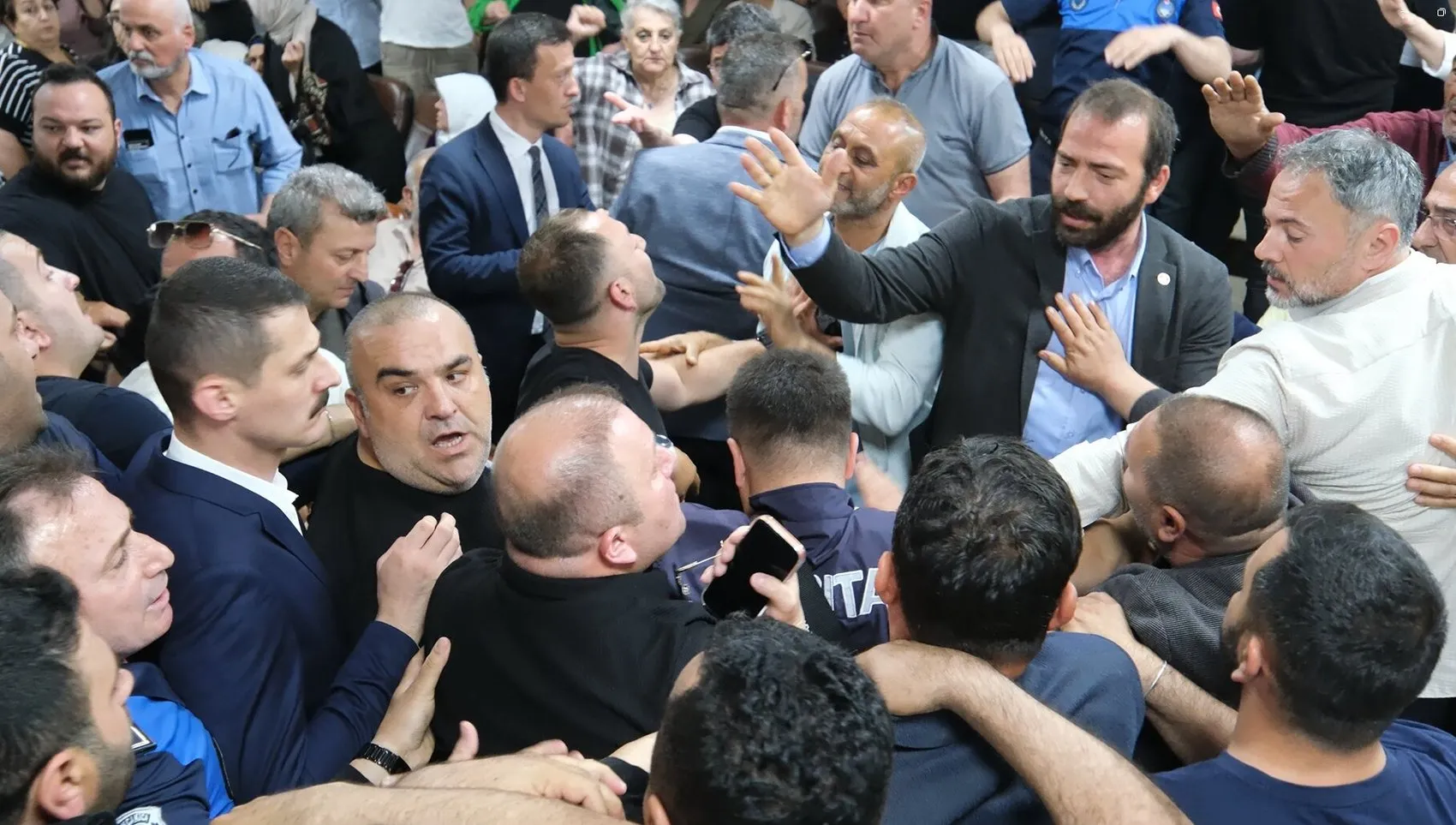 Akçakoca belediye meclisinde seçim kavgası