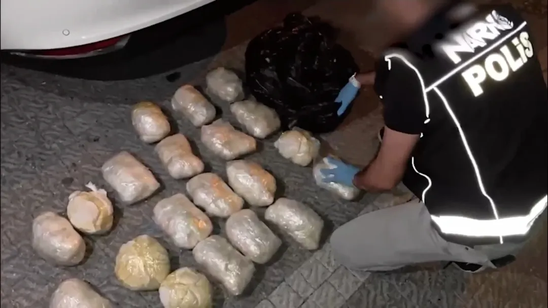 Beylikdüzü narkotik baskınında 21 kilo eroin yakalandı