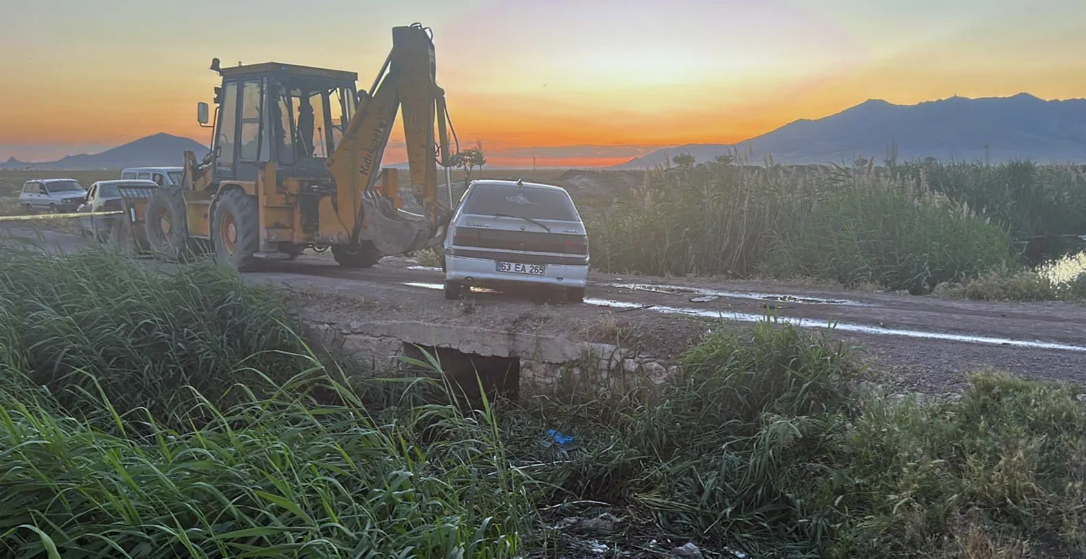 Karaman'da tarım işçisi aileyi taşıyan araç kanala uçtu
