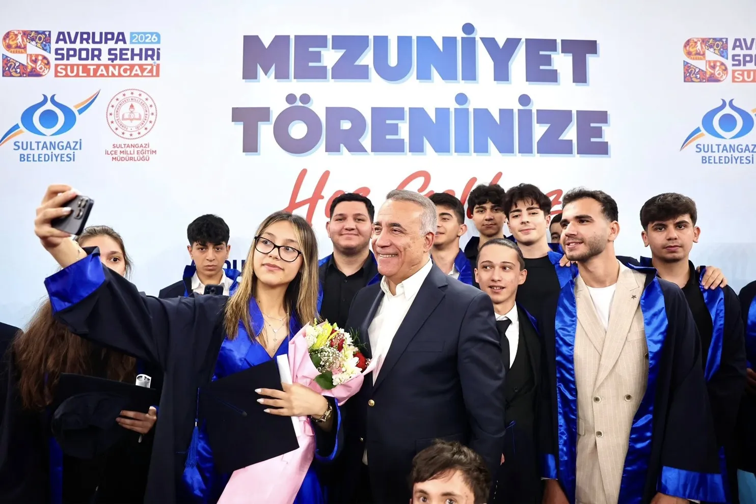 Sultangazi’de lise mezunları için kep atma töreni düzenlendi