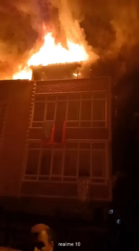 Avcılar'da gece yarısı çatı yangını paniği