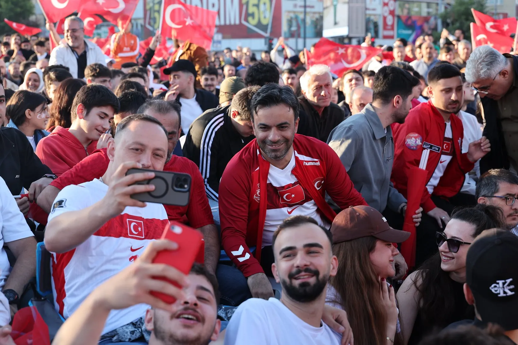 Bağcılar’da sabahın ilk ışıklarında milli heyecan yaşandı