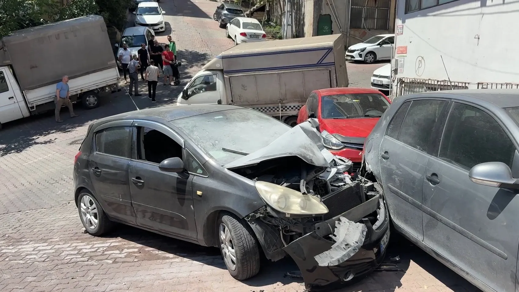 Kağıthane’de yokuştan kayan otomobil ortalığı birbirine kattı