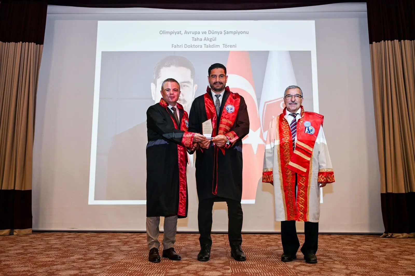 Taha Akgül mezun olduğu üniversiteden onur unvanı aldı