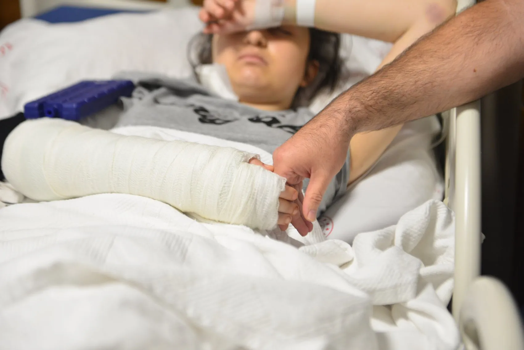 12'nci kattan düşen Ecrin hayata tutundu