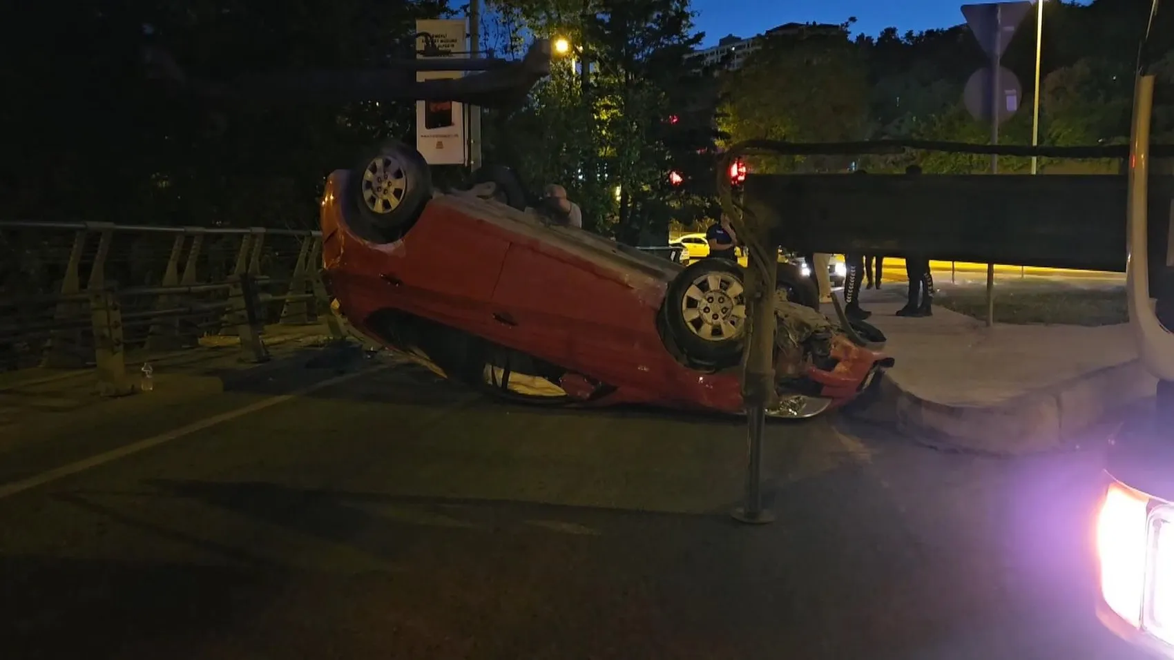Şişli'de alkollü sürücü köpeğe çarpmamak için takla attı