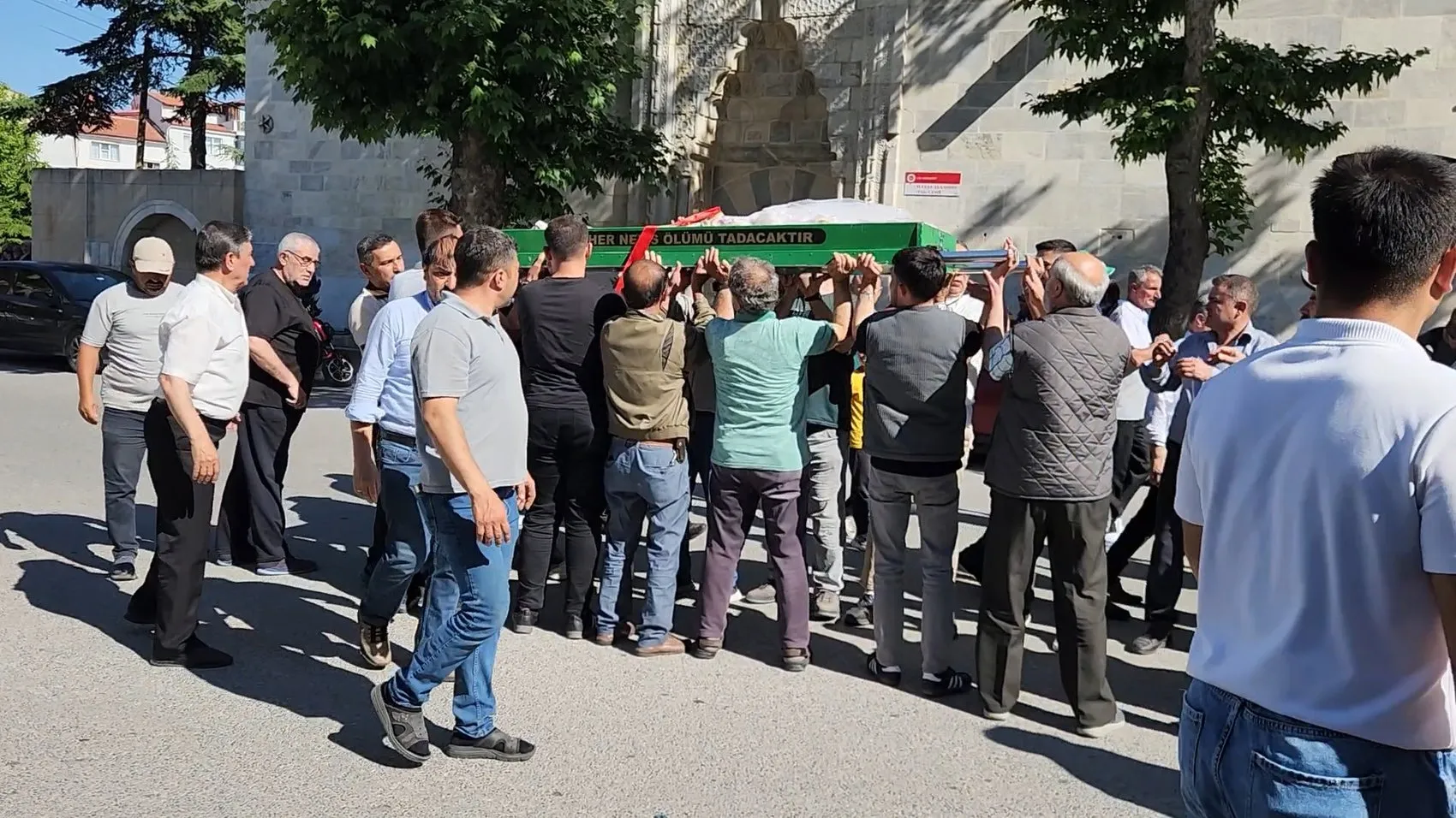 Park halindeki araçta ölü bulunan iki genç toprağa verildi