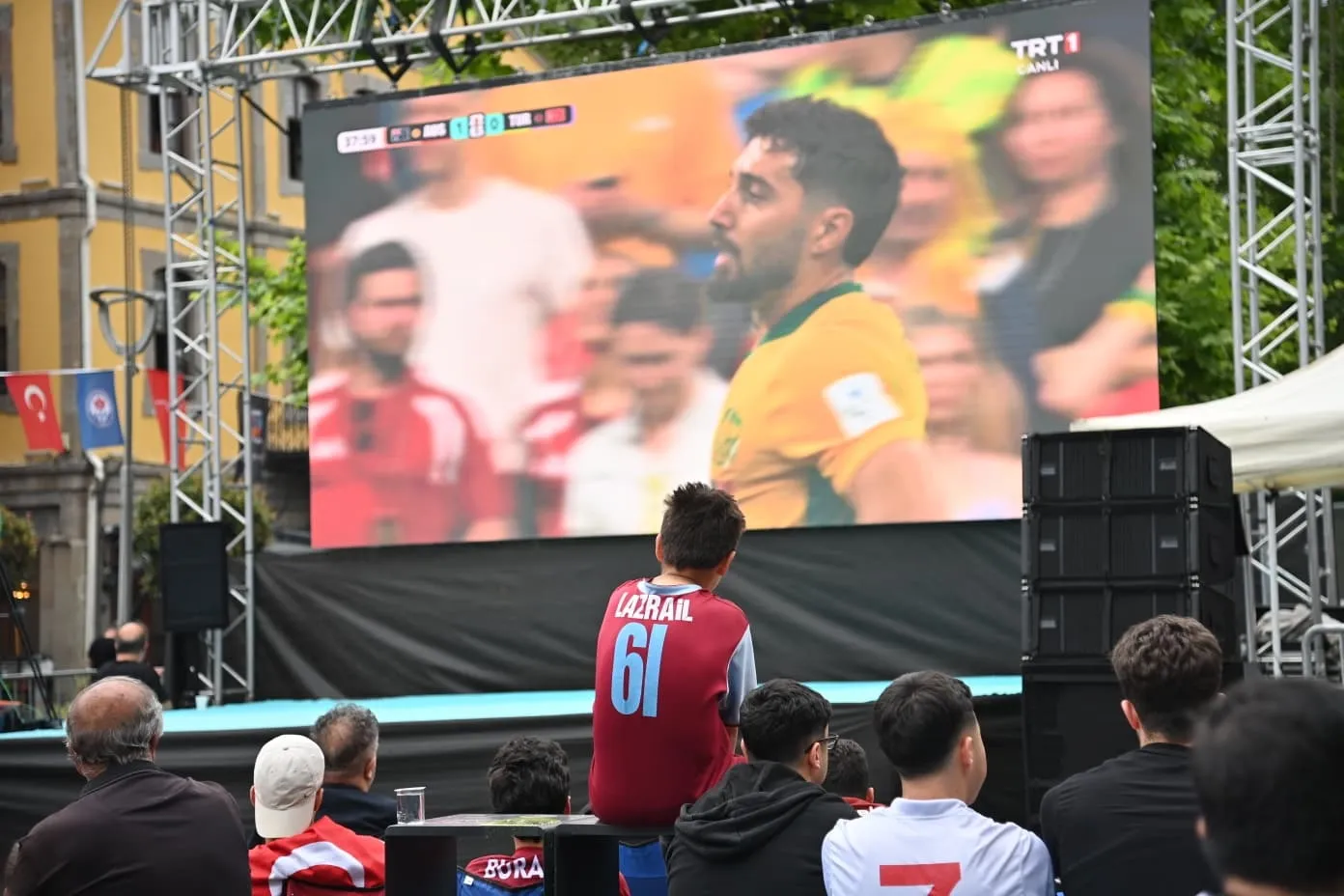 Trabzon Meydanı milli maç için dev ekrana kilitlendi