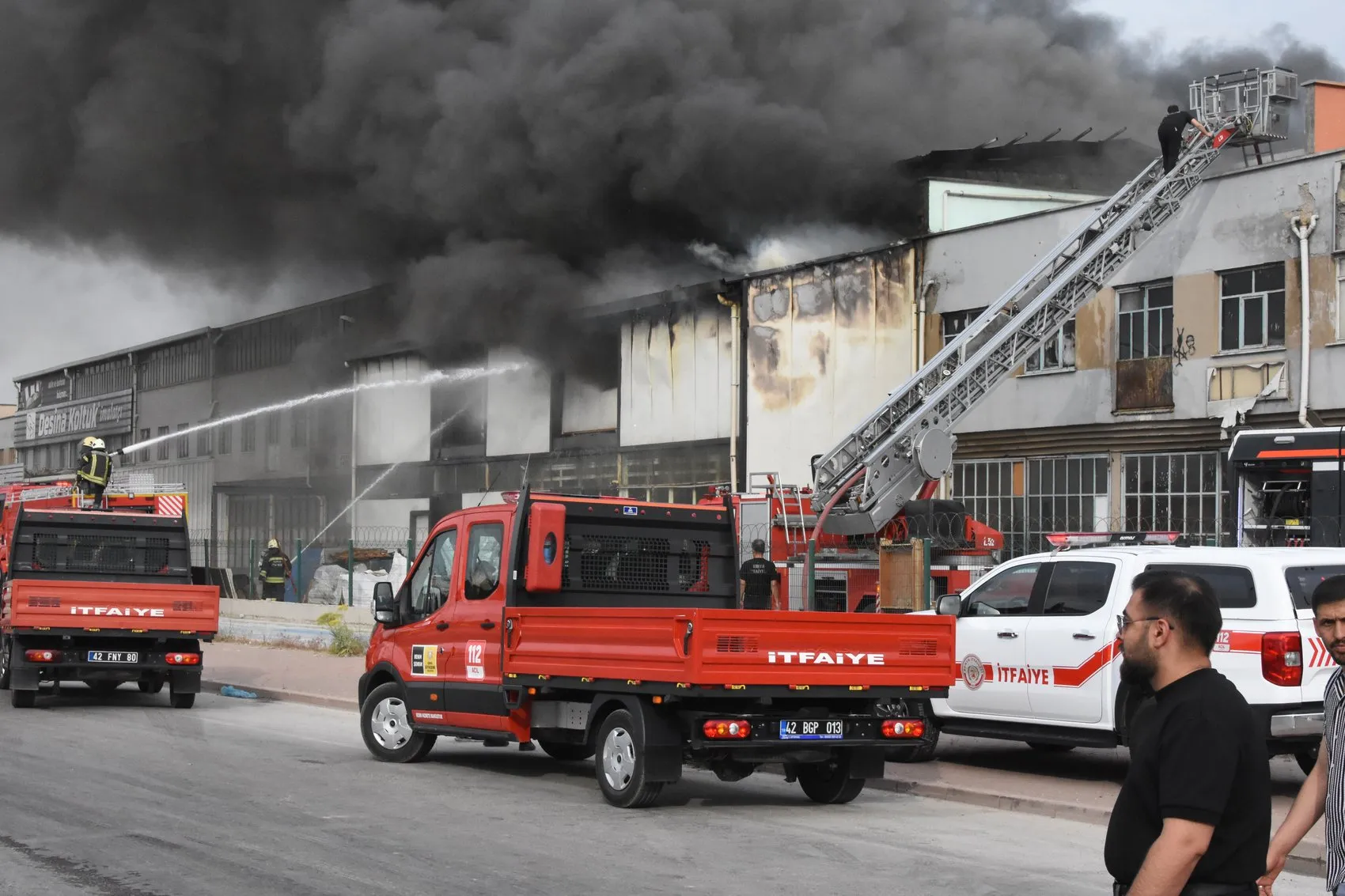 Konya’da yatak fabrikası alevlere teslim oldu