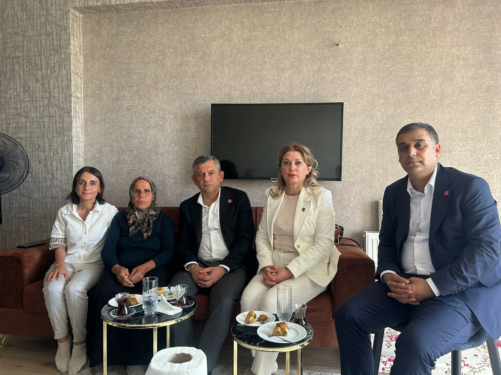 Özgür Özel Diyarbakır ziyaretinde demokrasi vurgusu yaptı