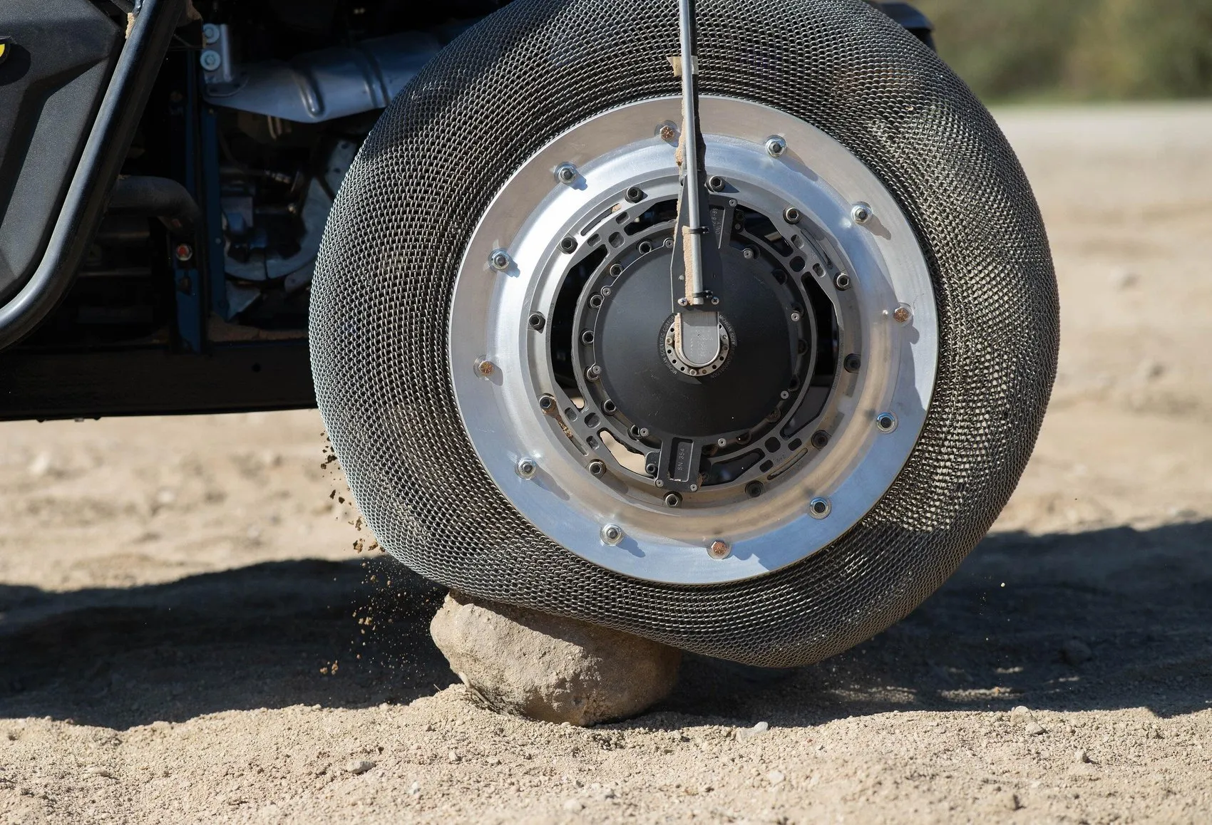 Goodyear, Orta Çağ yöntemiyle patlamayan zırhlı lastik geliştirdi
