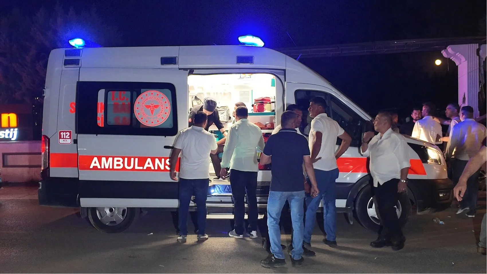 Düzce'de kaza yerinde kurtarma çalışması sürerken düğün eğlencesi kesilmedi