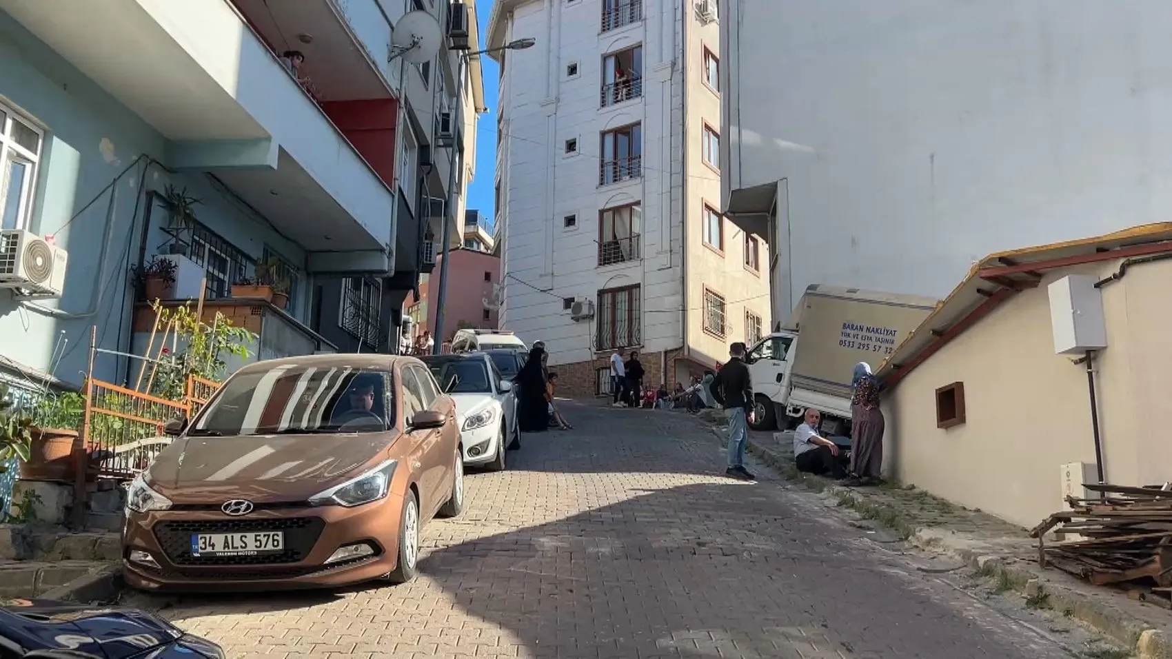 Kağıthane'de kontrolden çıkan kamyonet çatının üzerine uçtu