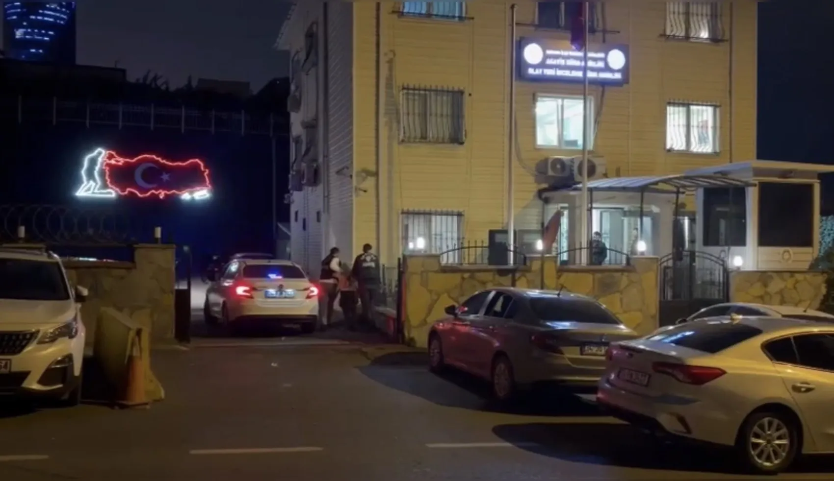 Sarıyer'de bir evin odasını uyuşturucu serasına çevirmişler