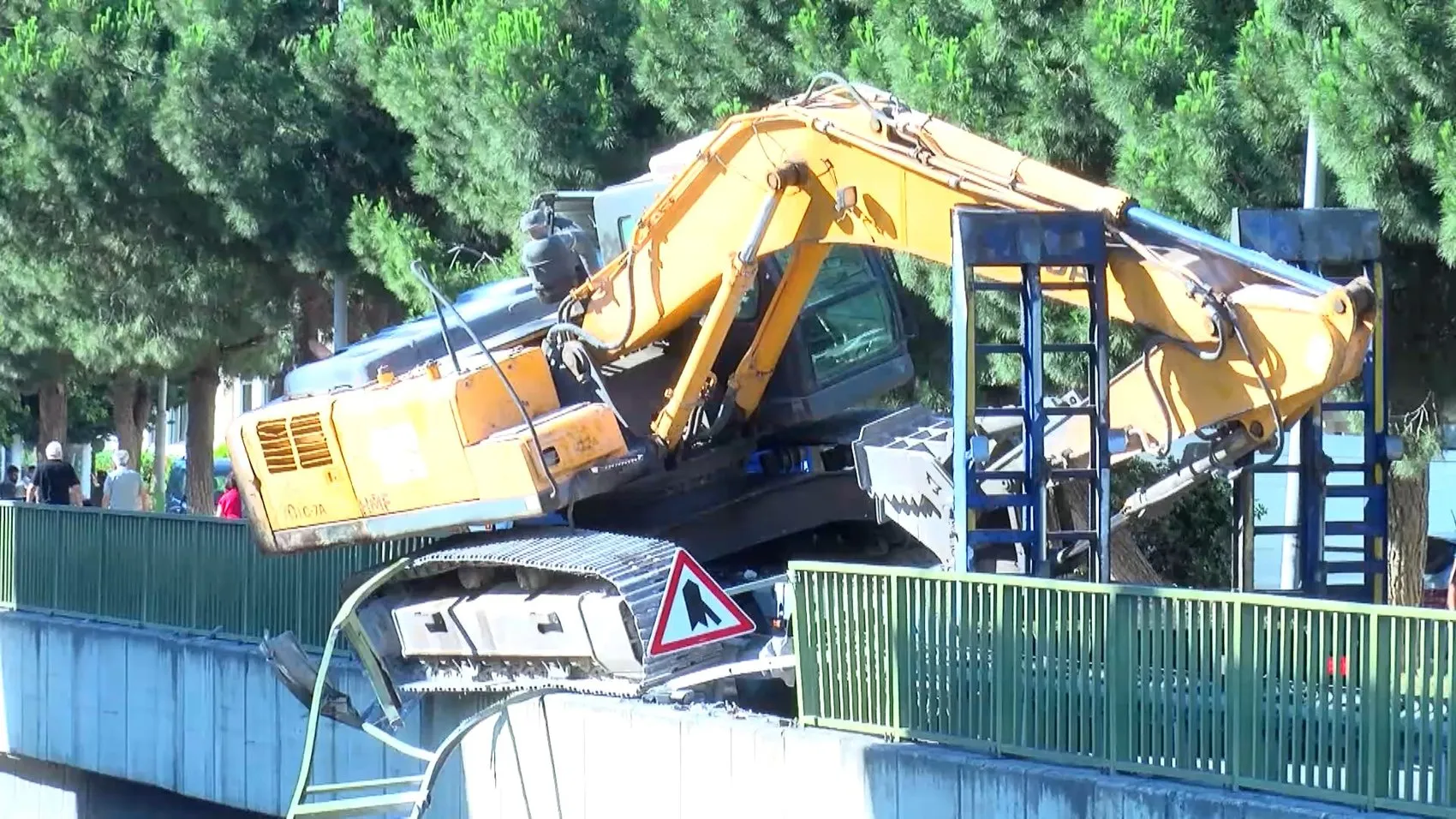 Bahçelievler'de TIR üstündeki kepçe yola savruldu