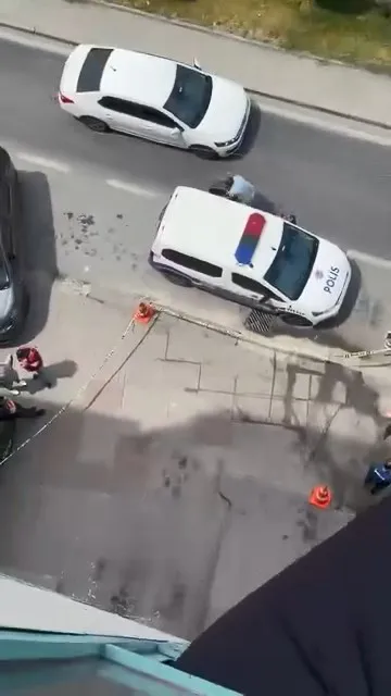 Sultangazi'de bir dükkana düzenlenen silahlı saldırı güvenlik kamerasında