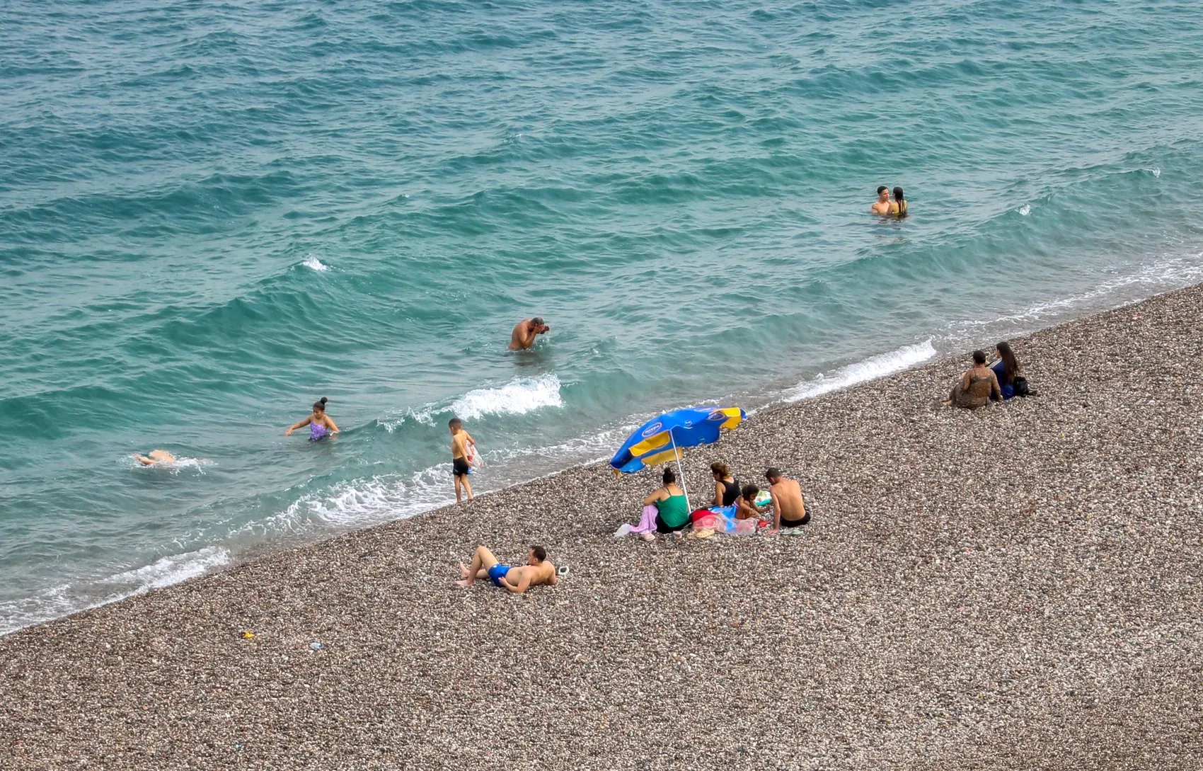 Antalya sıcağında yağmura yakalananlar sahili terk etmedi