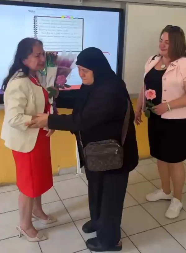 41 yıllık öğretmen son dersinde gözyaşlarıyla emekliye ayrıldı