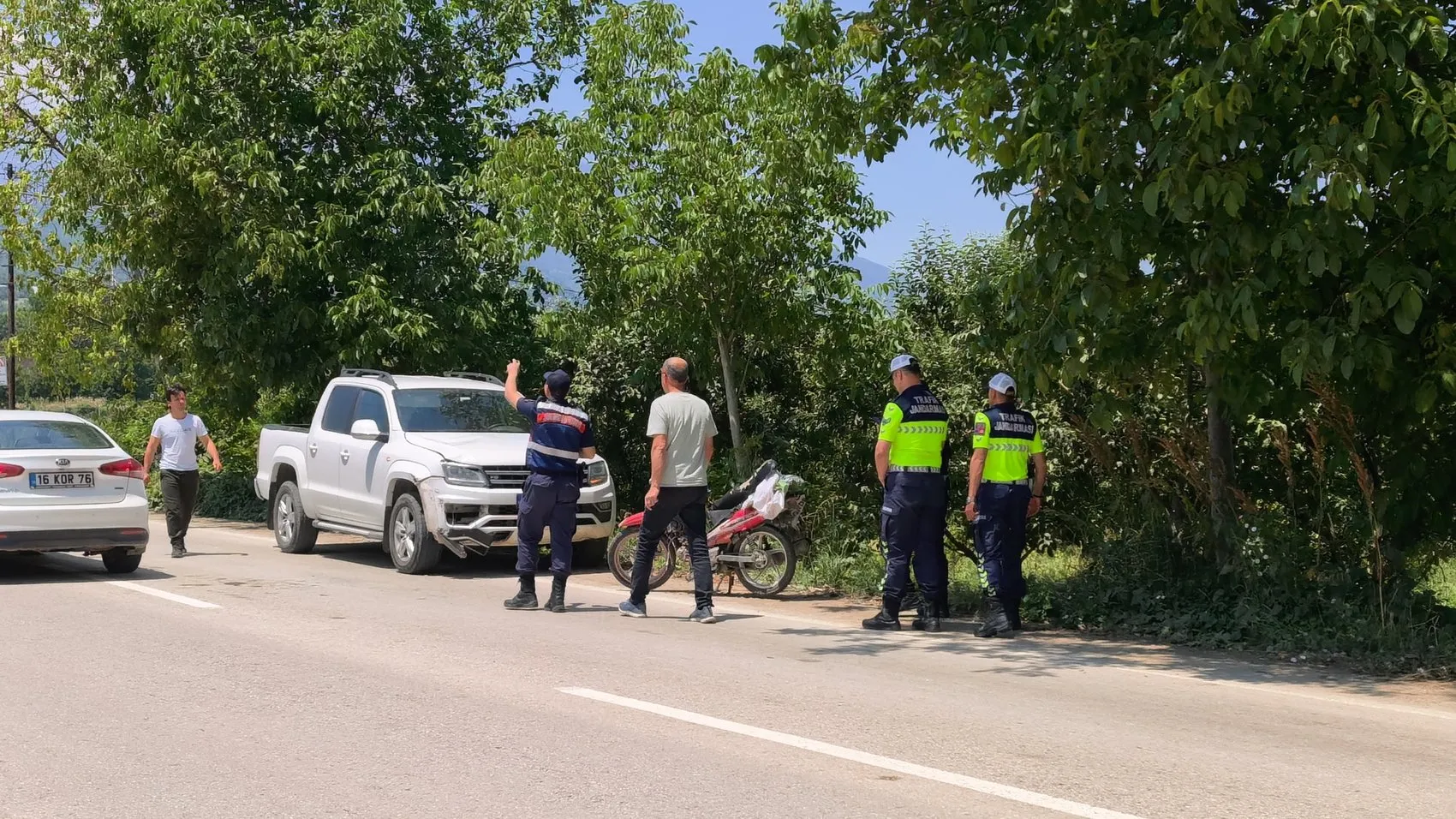 İnegöl yolunda tehlikeli sollama Motosikletli genç ağır yaralandı