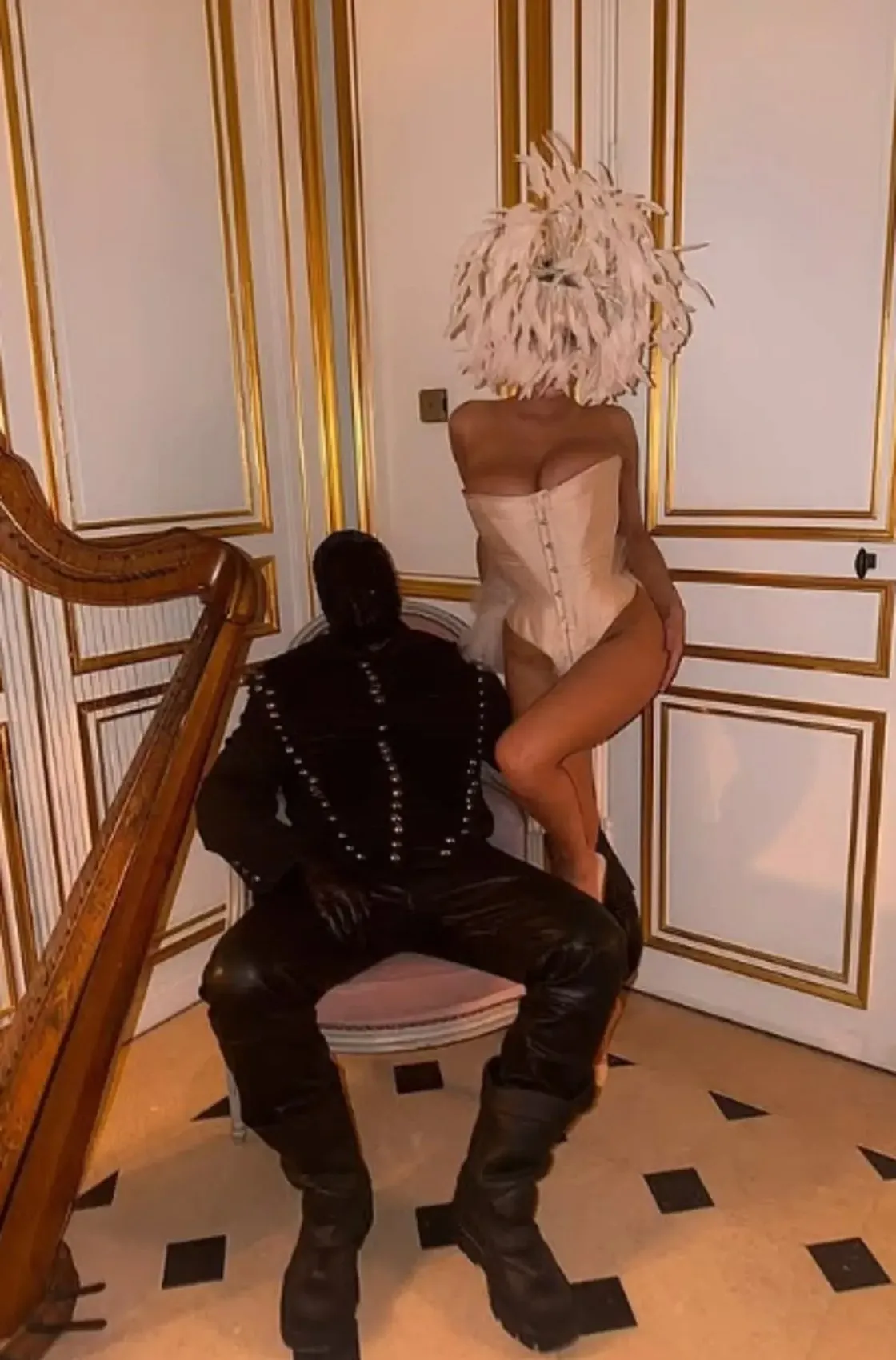 Kanye West ve Bianca Censori kutlamada! Bu sefer elbisenin belden aşağısını söktü attı 3