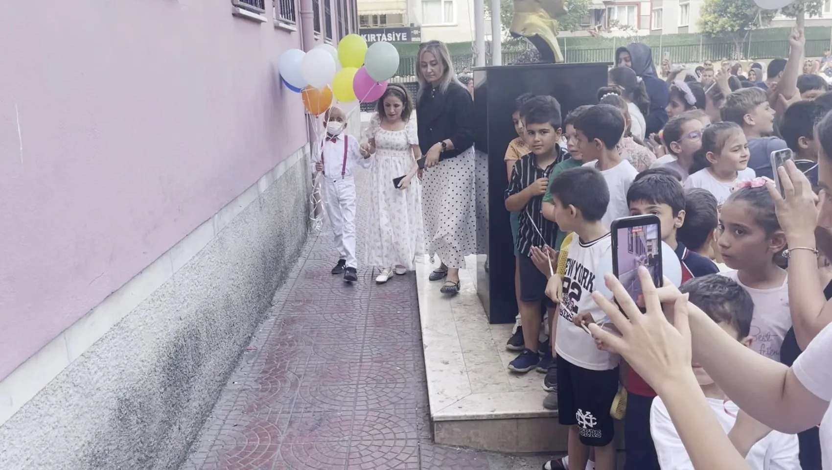 Lösemiyi yenen Kadir okuluna balonlarla döndü