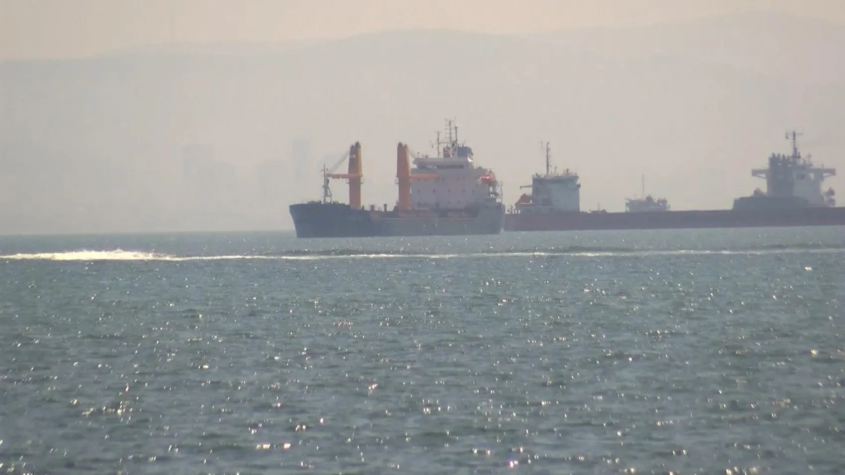 Zeytinburnu açıklarında 10 aydır mahsur kalan denizciler kurtarıldı