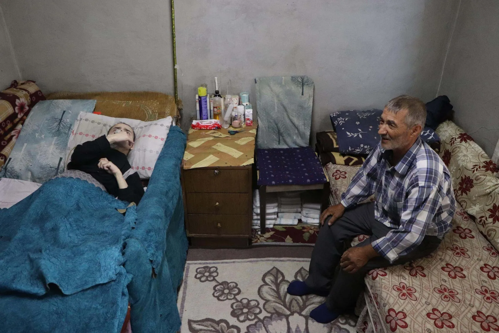 Manisalı baba 40 yıldır tek başına engelli oğluna bakıyor
