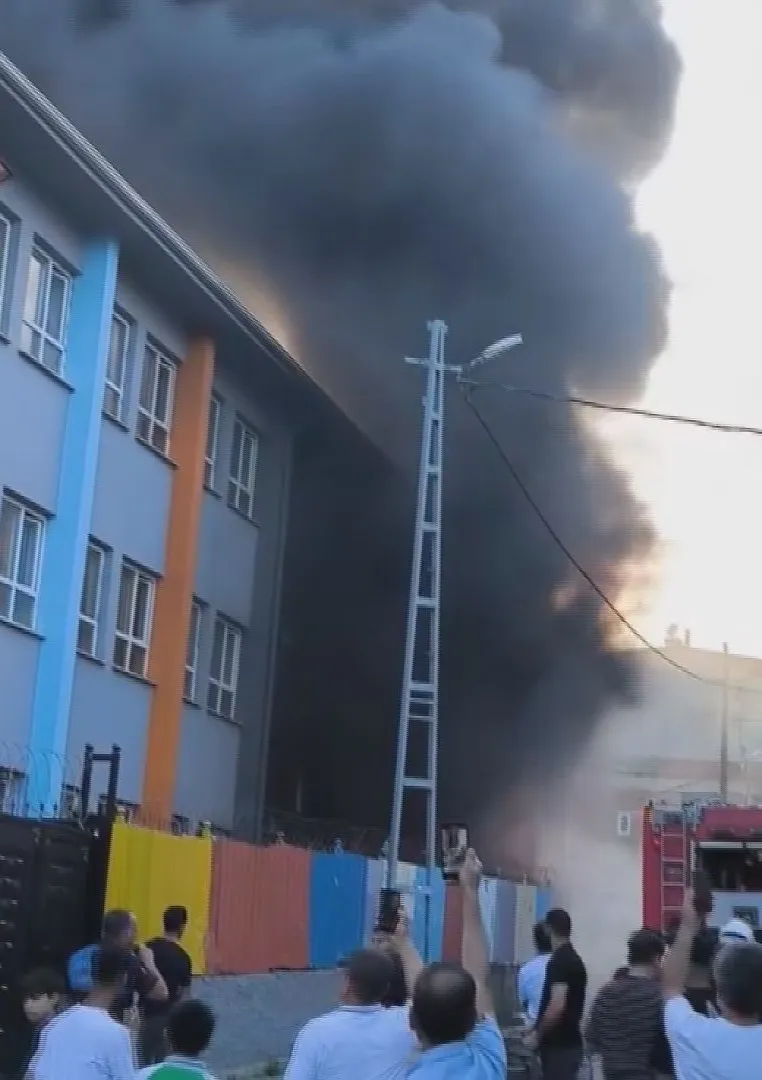 Esenyurt’ta bir ilkokulda yangın paniği yaşanıyor