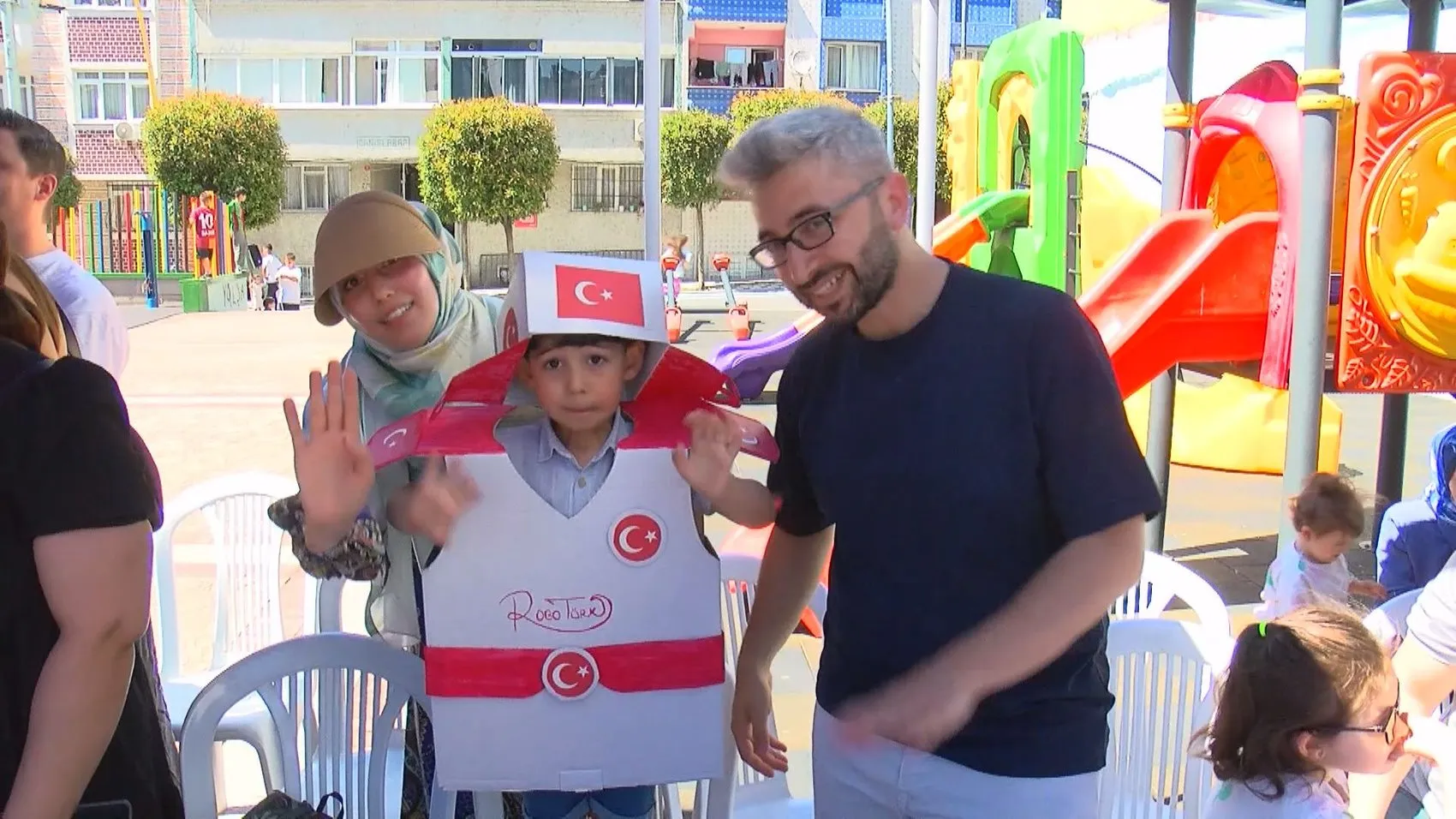 Esenler'de babalar ve çocuklar kendi oyuncaklarını üretti